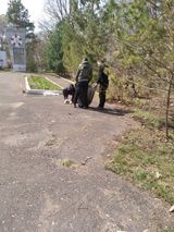 Уборка территории у памятника